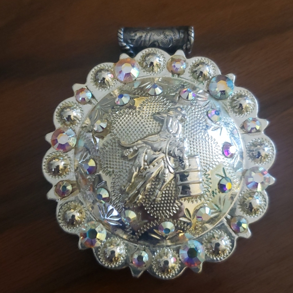 Barrel racing pendant